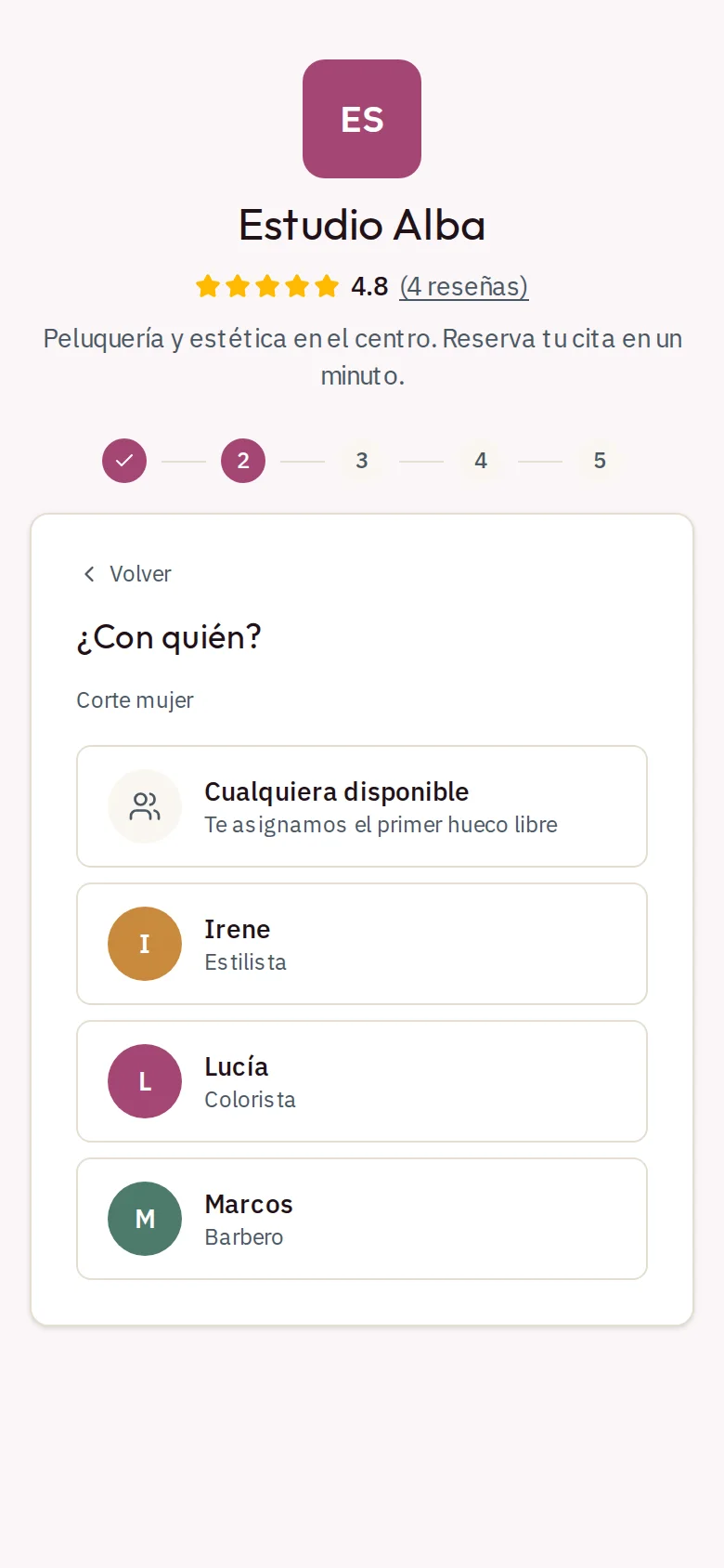 Página de reservas en el móvil: el cliente elige con quién quiere la cita o «cualquiera disponible»